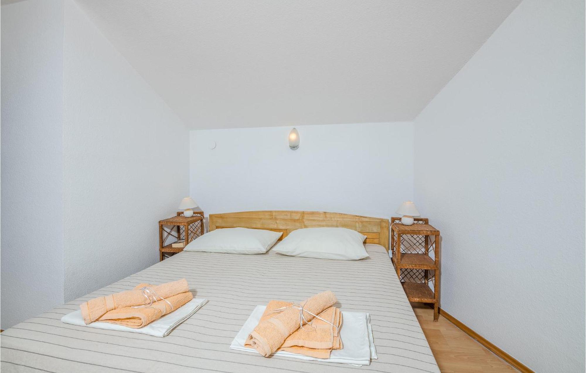 Amazing Home In Malinska Dubasnica With Wifi Екстер'єр фото